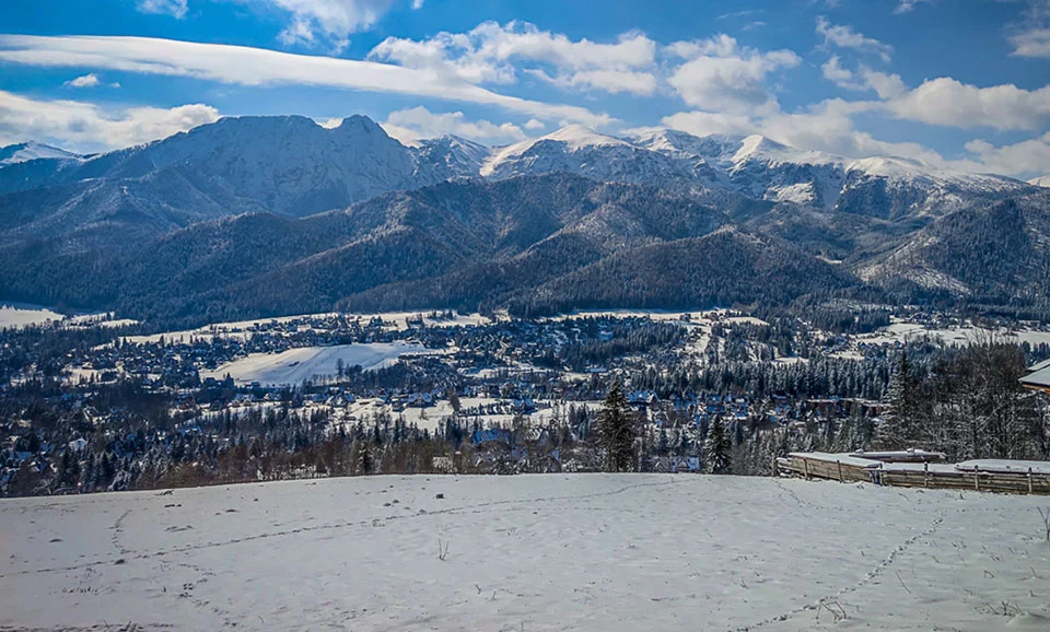 Widok na Tatry z ul. Salamandry w Kościelisku